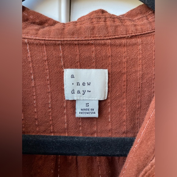 Button up top - Picture 3 of 5